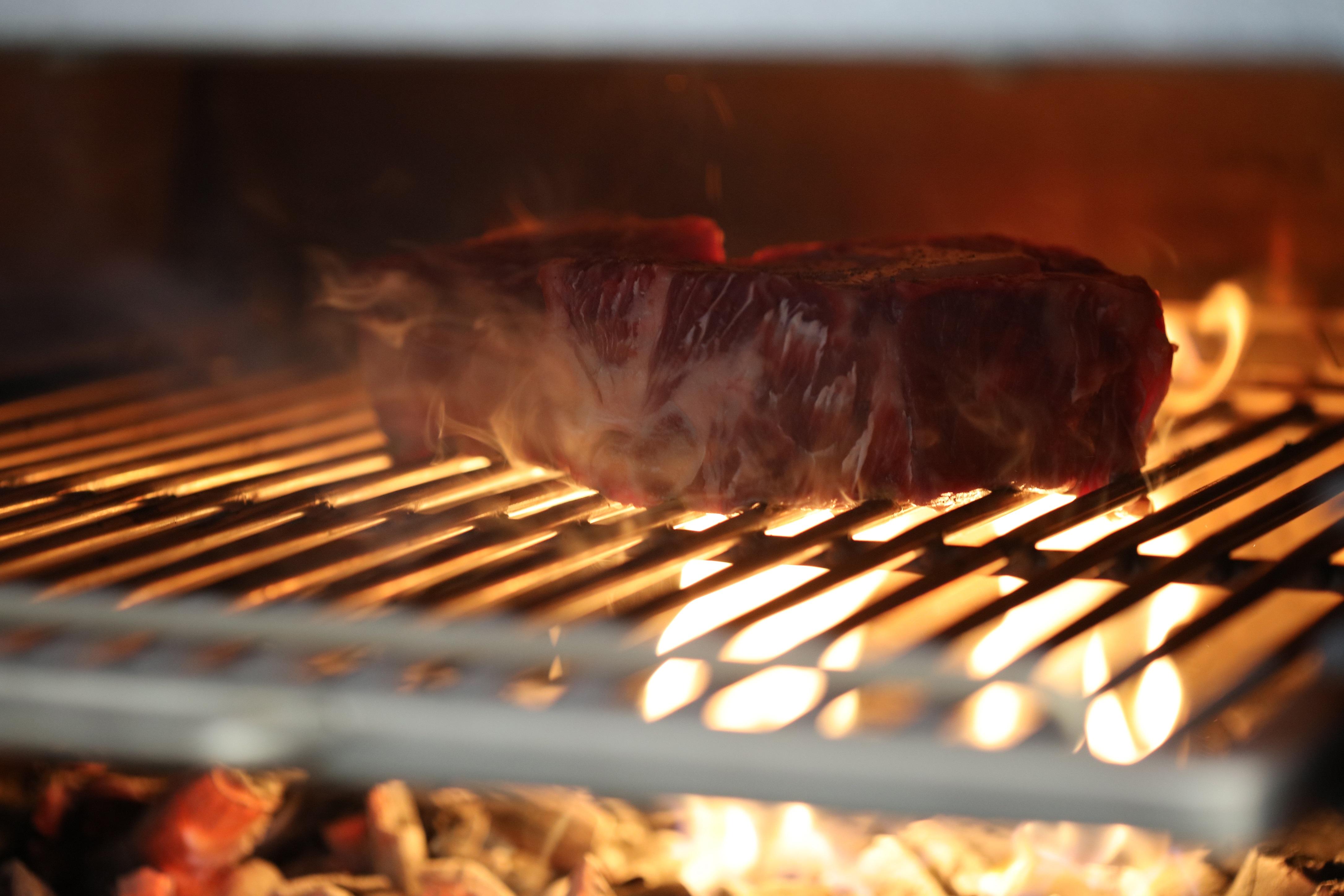 Bo Hotel Palma Εξωτερικό φωτογραφία A steak being cooked on a barbecue.